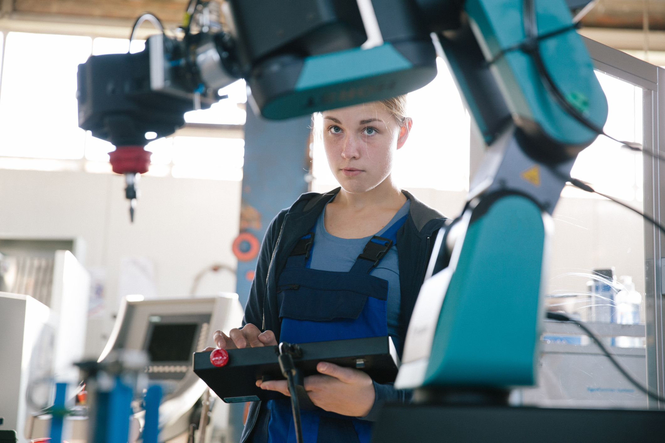 kobieta sterująca robotem przemysłowym